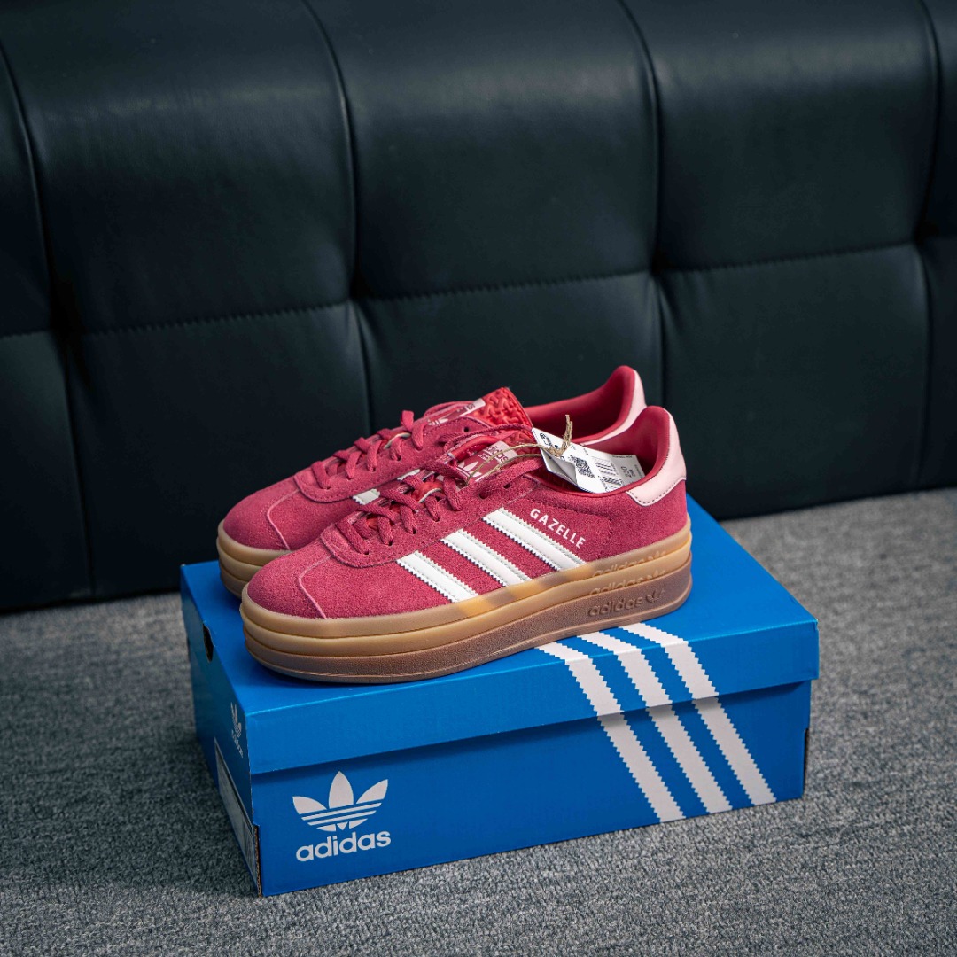核心私 Adidas Originals Gazelle Indoor 三叶草复古防滑耐磨低帮板鞋 鞋款采用柔软的绒面革和耐用的皮革衬里融合在橡胶外底上 货号:ID6997