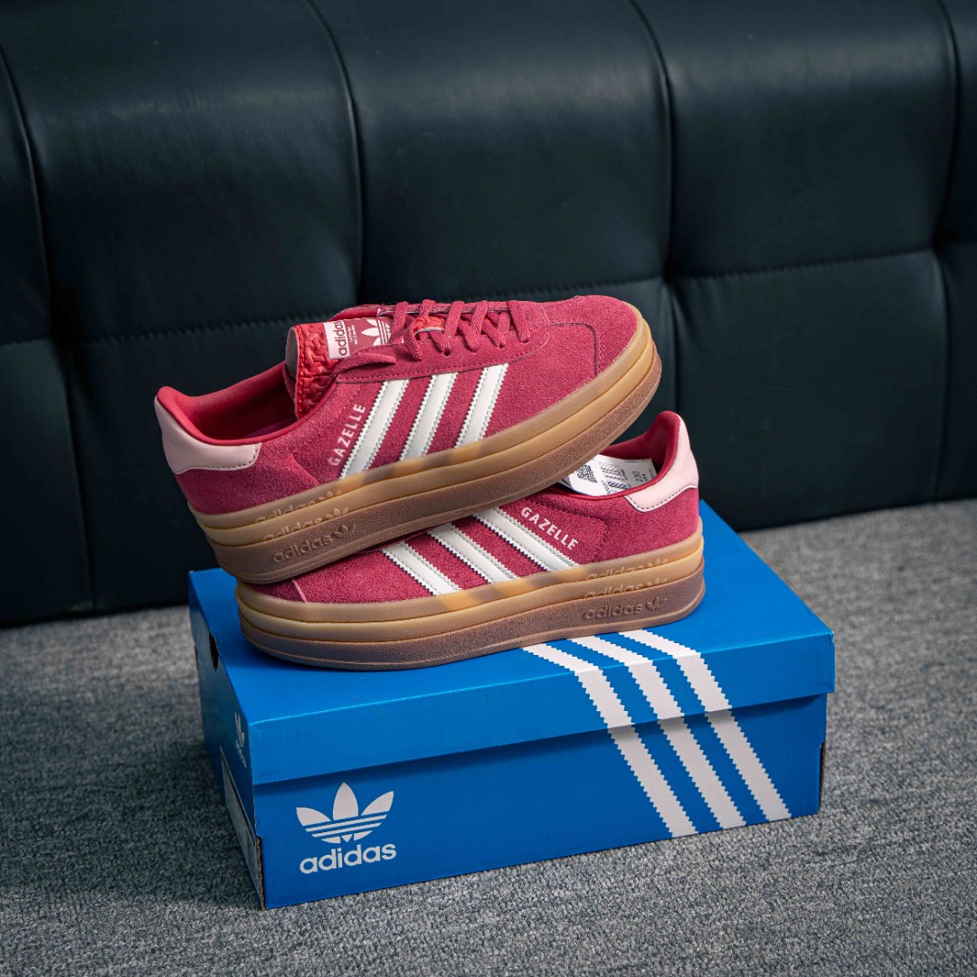 核心私 Adidas Originals Gazelle Indoor 三叶草复古防滑耐磨低帮板鞋 鞋款采用柔软的绒面革和耐用的皮革衬里融合在橡胶外底上 货号:ID6997