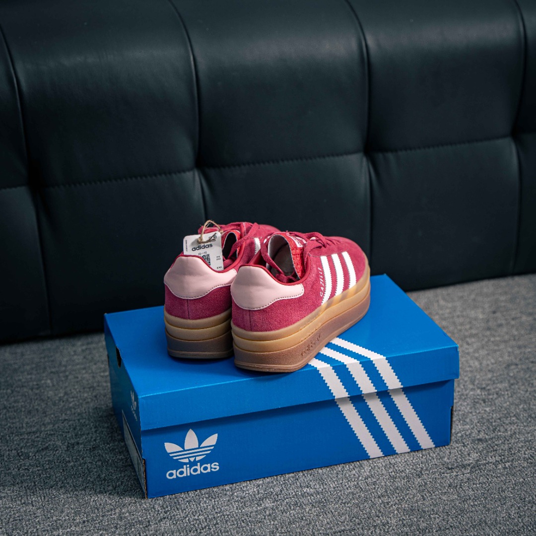 核心私 Adidas Originals Gazelle Indoor 三叶草复古防滑耐磨低帮板鞋 鞋款采用柔软的绒面革和耐用的皮革衬里融合在橡胶外底上 货号:ID6997