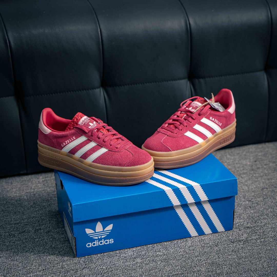 核心私 Adidas Originals Gazelle Indoor 三叶草复古防滑耐磨低帮板鞋 鞋款采用柔软的绒面革和耐用的皮革衬里融合在橡胶外底上 货号:ID6997