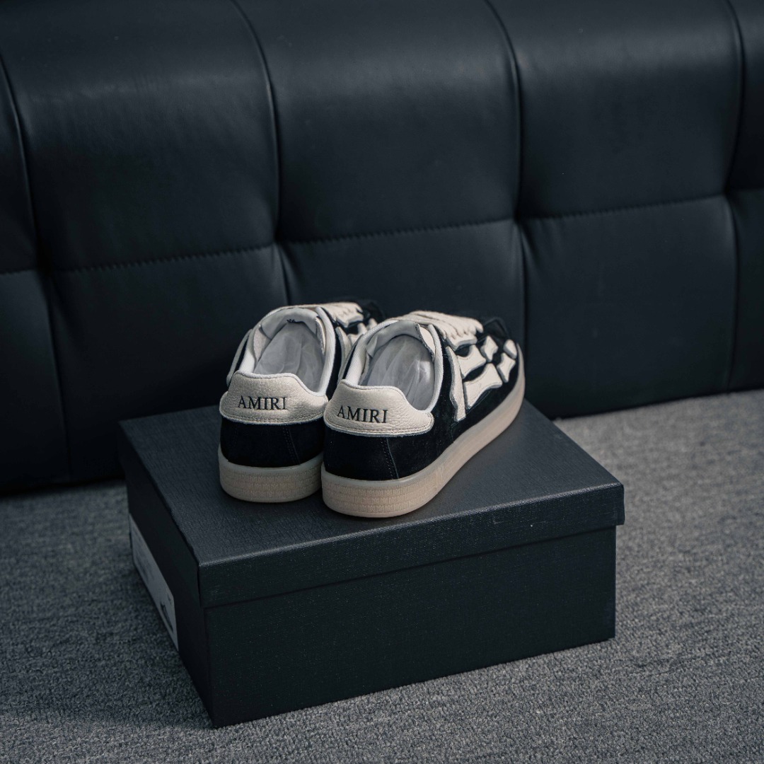 💰400 核心私
AMIRI Skeleton High 广东大厂出品
骨骼鞋-Skel top Sneakers低帮
洛杉矶街头之王 高奢·埃米尔
原装裸鞋级 区分市面所有在售版本
正确鞋舌外翻细节 正确骨头形状
头层牛皮鞋面+高密度透气网布
鞋帮侧面骨头采用两张牛皮贴合处理
立体感更好 皮料切口均油边处理
定制金属LOGO铭牌及吊牌
全套包装 正确双层加厚皮料
尺码:35 36 37 38 39 40 41 42 43 44 45
3712