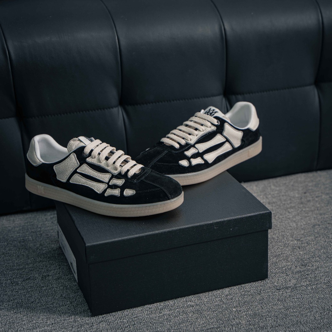 💰400 核心私
AMIRI Skeleton High 广东大厂出品
骨骼鞋-Skel top Sneakers低帮
洛杉矶街头之王 高奢·埃米尔
原装裸鞋级 区分市面所有在售版本
正确鞋舌外翻细节 正确骨头形状
头层牛皮鞋面+高密度透气网布
鞋帮侧面骨头采用两张牛皮贴合处理
立体感更好 皮料切口均油边处理
定制金属LOGO铭牌及吊牌
全套包装 正确双层加厚皮料
尺码:35 36 37 38 39 40 41 42 43 44 45
3712