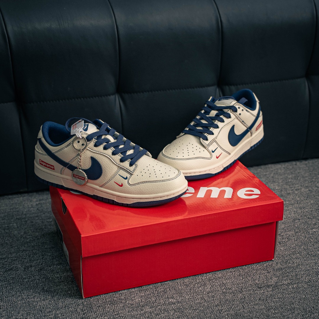 核心私 Nike Dunk 全套原楦原模倾力打造完美版型 独家原厂航空铝磨具打磨大底 鞋头坡度极致还原 无解鞋型 原盒原配 圈内天花板工艺 原厂冲刀 超高清洁度 全鞋零毛边皮料切割 货号:XX2025 315