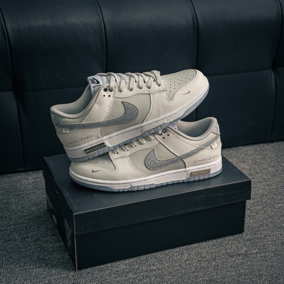 核心私 Nike Dunk 全套原楦原模倾力打造完美版型 独家原厂航空铝磨具打磨大底 鞋头坡度极致还原 无解鞋型 原盒原配 圈内天花板工艺 原厂冲刀 超高清洁度 全鞋零毛边皮料切割 货号:WG0218 018