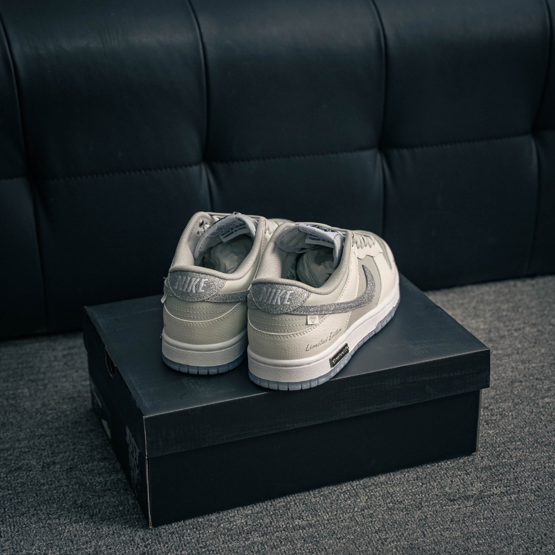 核心私 Nike Dunk 全套原楦原模倾力打造完美版型 独家原厂航空铝磨具打磨大底 鞋头坡度极致还原 无解鞋型 原盒原配 圈内天花板工艺 原厂冲刀 超高清洁度 全鞋零毛边皮料切割 货号:WG0218 018