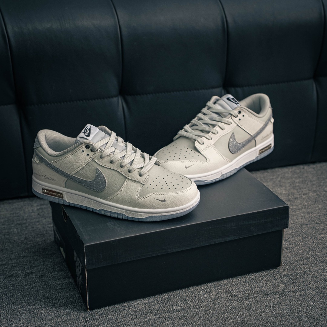 核心私 Nike Dunk 全套原楦原模倾力打造完美版型 独家原厂航空铝磨具打磨大底 鞋头坡度极致还原 无解鞋型 原盒原配 圈内天花板工艺 原厂冲刀 超高清洁度 全鞋零毛边皮料切割 货号:WG0218 018