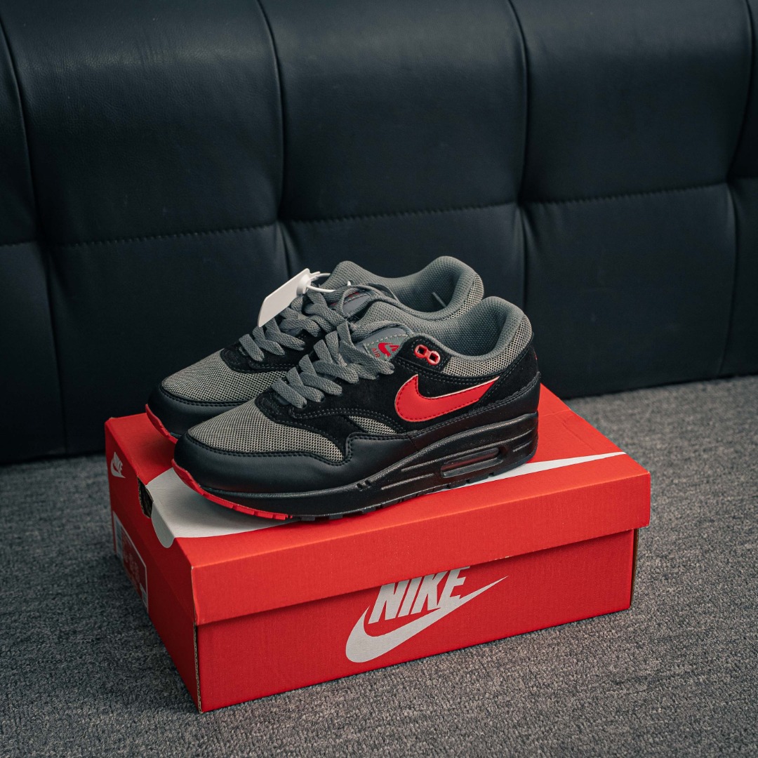 核心私 Nike Air Max 1 耐克气垫 缓震 耐磨运动鞋 鞋身材质均选择皮革 织物 麂皮多种材质覆盖 保证质感的前提下 层次感也相当不错 带有开窗式 Air Max 气垫的中底收尾 完善整体造型设计 货号:FZ5808 008