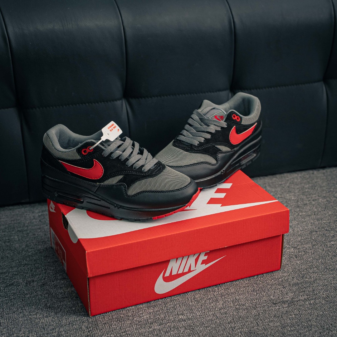 核心私 Nike Air Max 1 耐克气垫 缓震 耐磨运动鞋 鞋身材质均选择皮革 织物 麂皮多种材质覆盖 保证质感的前提下 层次感也相当不错 带有开窗式 Air Max 气垫的中底收尾 完善整体造型设计 货号:FZ5808 008
