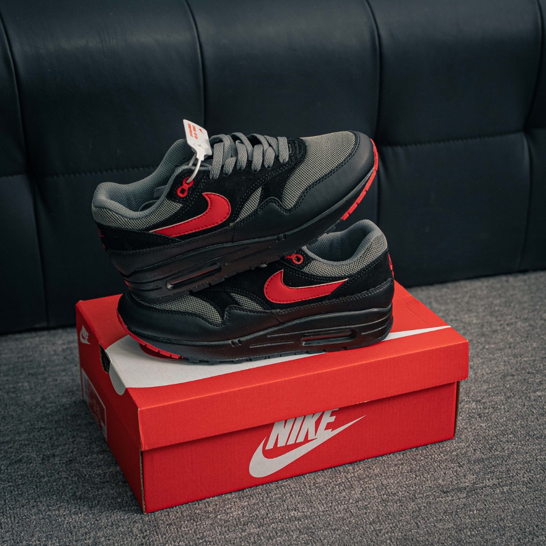 核心私 Nike Air Max 1 耐克气垫 缓震 耐磨运动鞋 鞋身材质均选择皮革 织物 麂皮多种材质覆盖 保证质感的前提下 层次感也相当不错 带有开窗式 Air Max 气垫的中底收尾 完善整体造型设计 货号:FZ5808 008