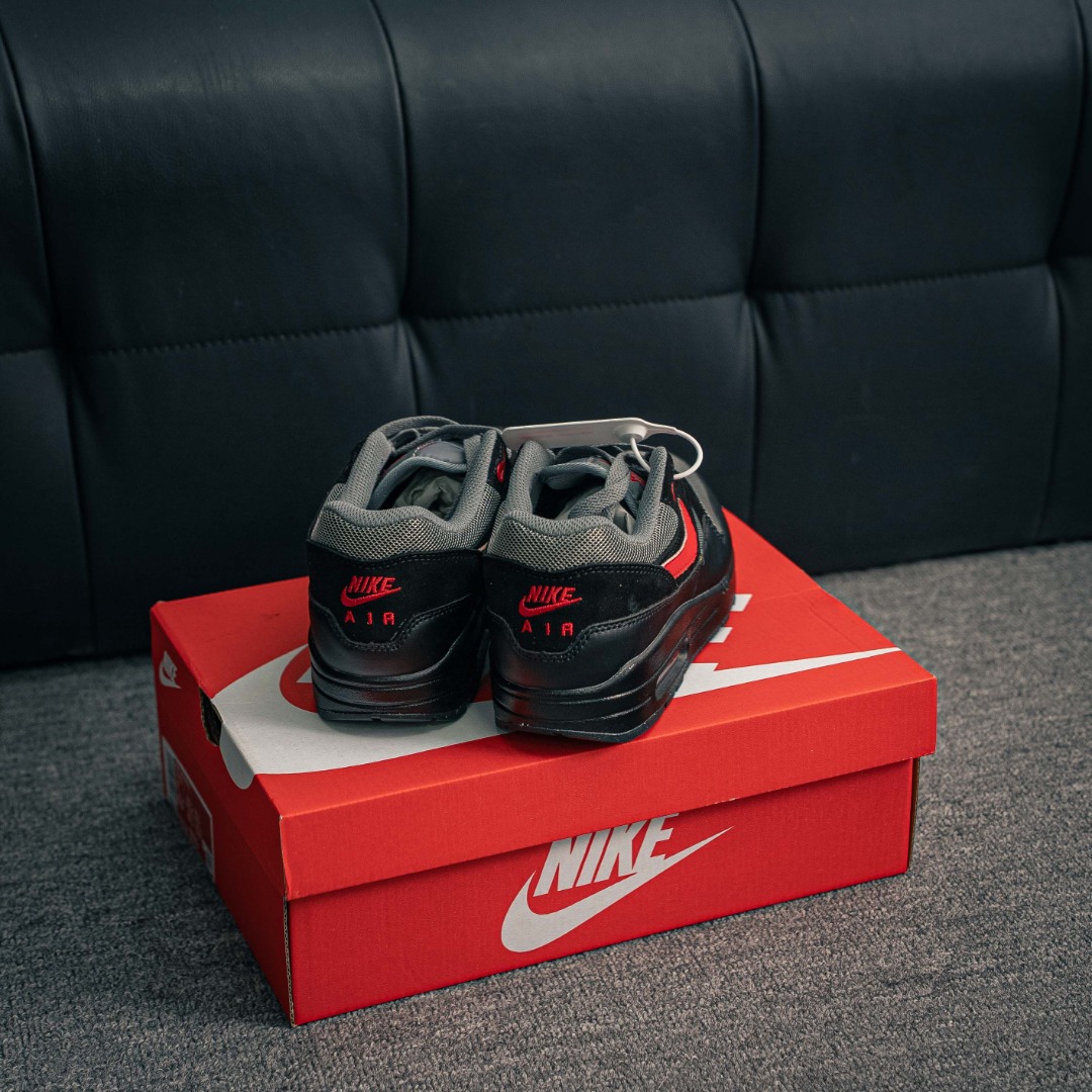 核心私 Nike Air Max 1 耐克气垫 缓震 耐磨运动鞋 鞋身材质均选择皮革 织物 麂皮多种材质覆盖 保证质感的前提下 层次感也相当不错 带有开窗式 Air Max 气垫的中底收尾 完善整体造型设计 货号:FZ5808 008