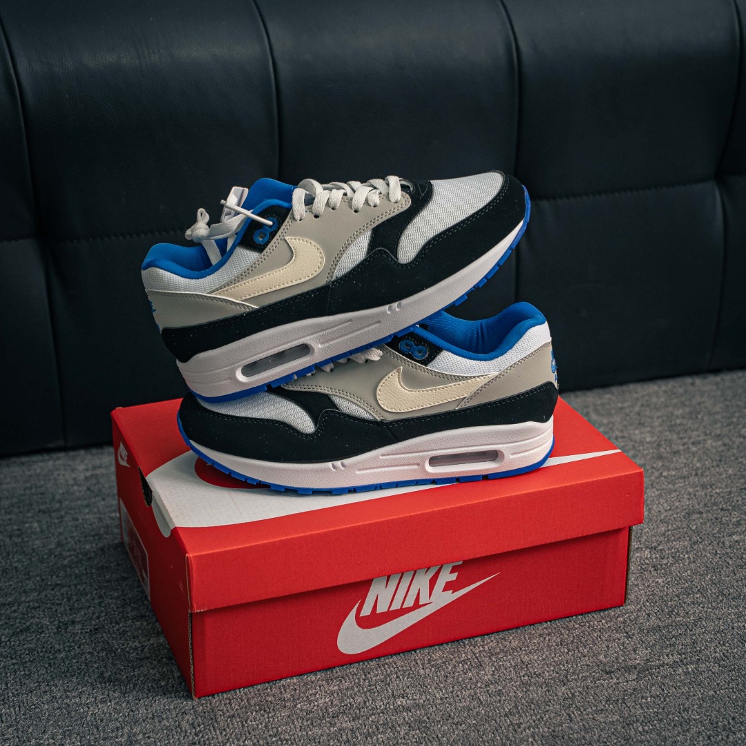 核心私 Nike Air Max 1 耐克气垫 缓震 耐磨运动鞋 鞋身材质均选择皮革 织物 麂皮多种材质覆盖 保证质感的前提下 层次感也相当不错 带有开窗式 Air Max 气垫的中底收尾 完善整体造型设计 货号:8758 55 001