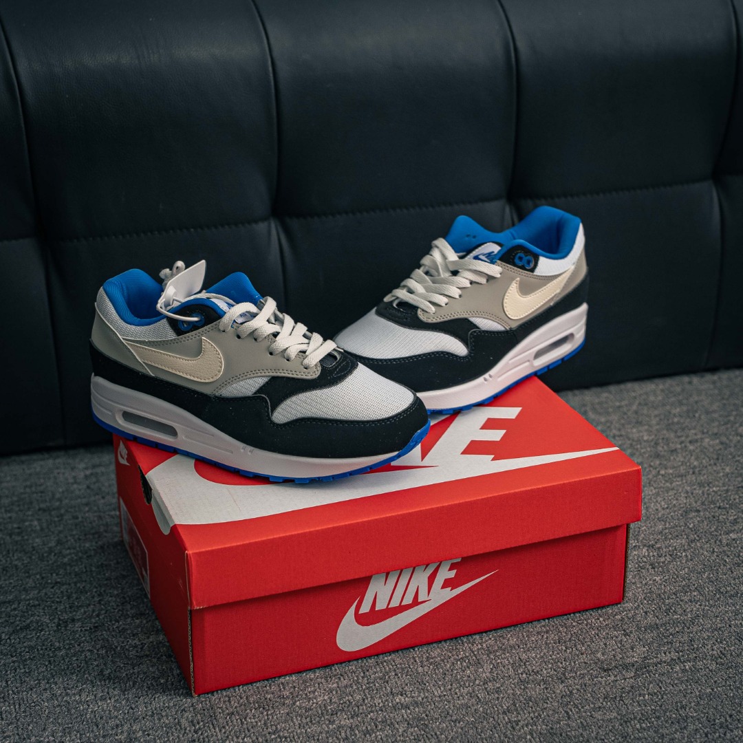 核心私 Nike Air Max 1 耐克气垫 缓震 耐磨运动鞋 鞋身材质均选择皮革 织物 麂皮多种材质覆盖 保证质感的前提下 层次感也相当不错 带有开窗式 Air Max 气垫的中底收尾 完善整体造型设计 货号:8758 55 001
