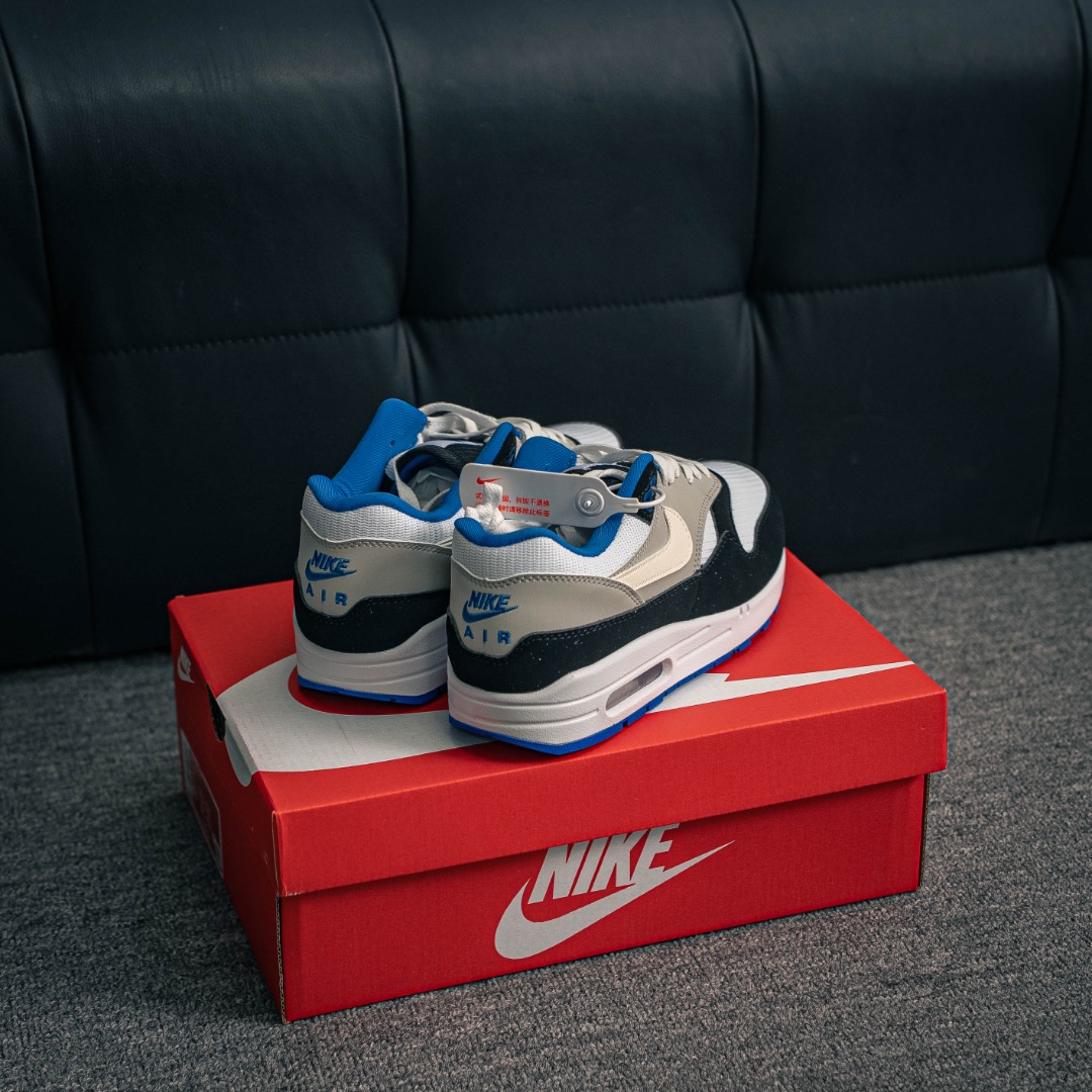 核心私 Nike Air Max 1 耐克气垫 缓震 耐磨运动鞋 鞋身材质均选择皮革 织物 麂皮多种材质覆盖 保证质感的前提下 层次感也相当不错 带有开窗式 Air Max 气垫的中底收尾 完善整体造型设计 货号:8758 55 001