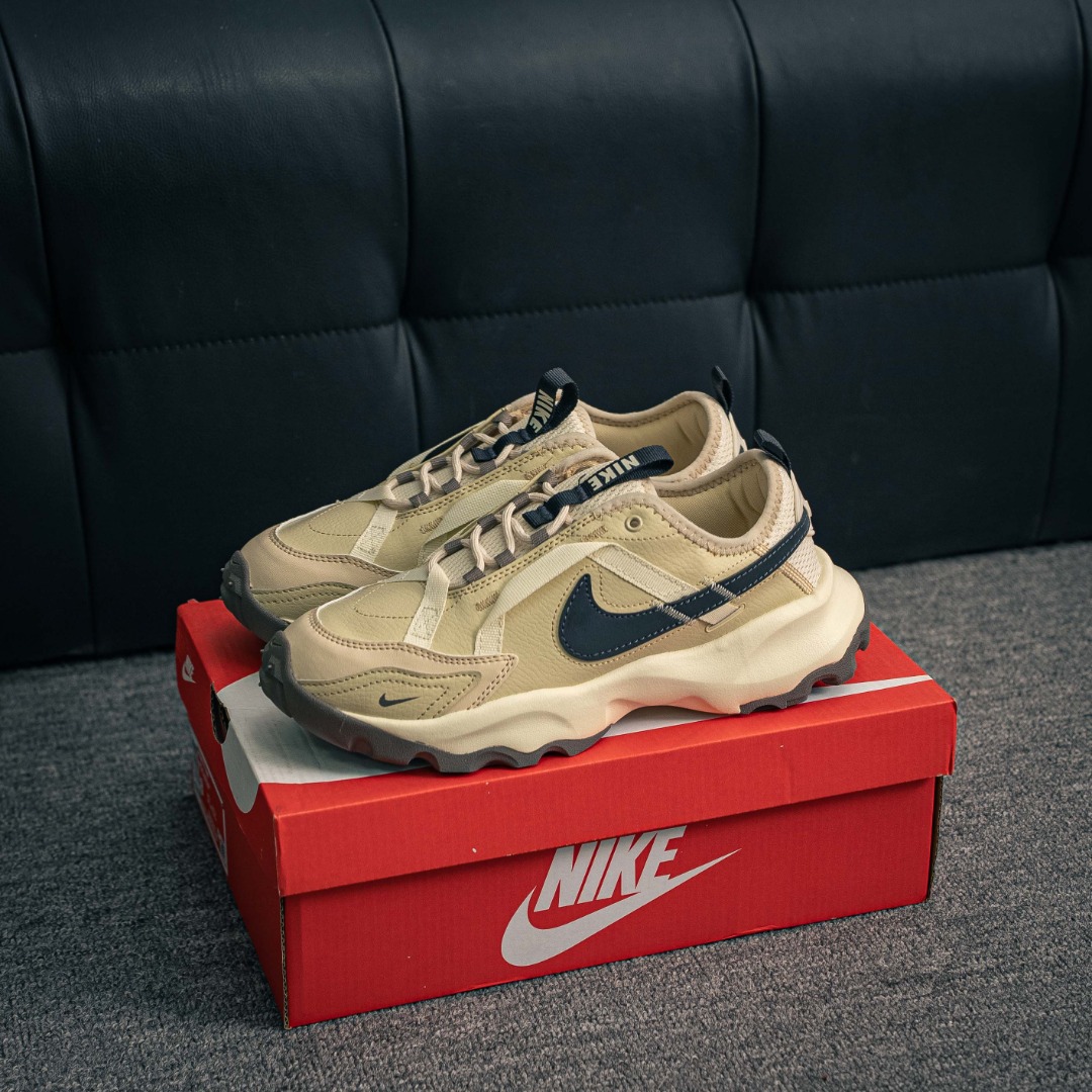 核心私 NIKE TC 7900 新款老爹鞋 注入非凡时尚气息 塑就高雅外观 耐穿合成材质搭配柔软丝绒 该鞋款保留了挚爱的加垫鞋口 柔软泡绵缓震配置 和抓附力十足的橡胶纹路 令你活力十足 畅享舒适穿着体验 此外可拆卸装饰挂件 助你打造专属个性风格 彰显魅 货号:DD9682 200