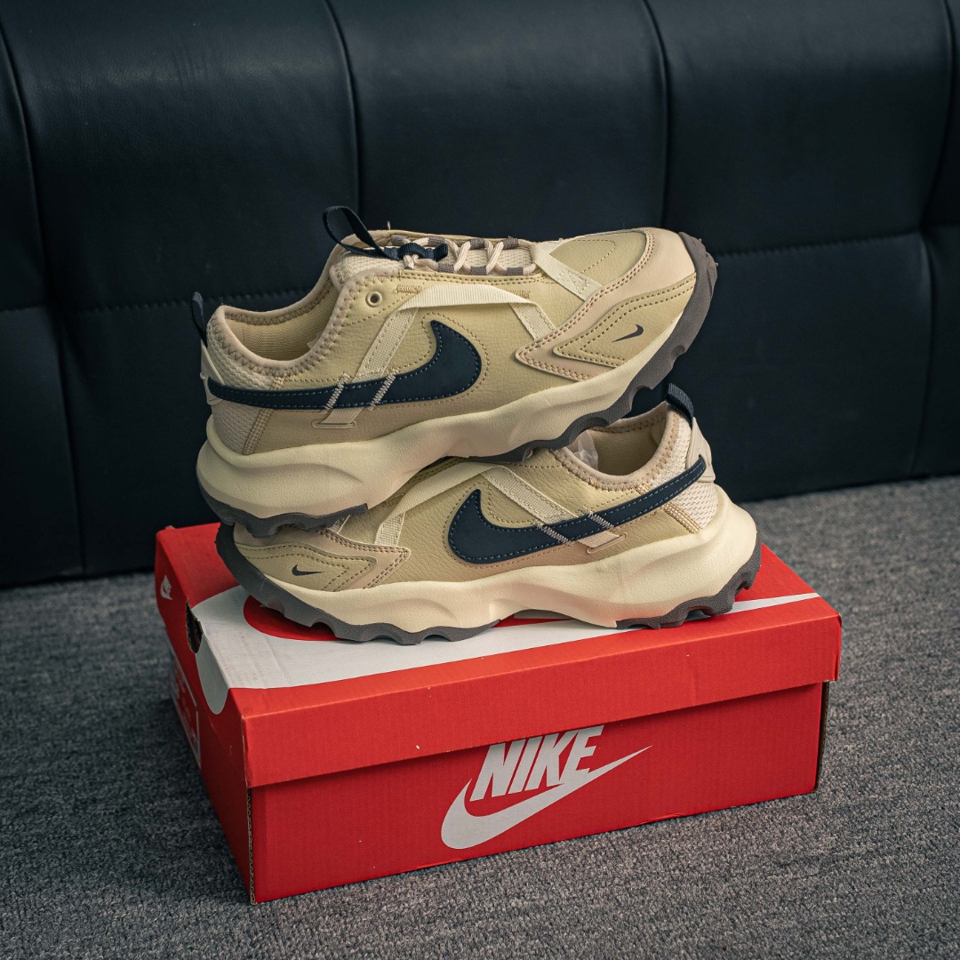 核心私 NIKE TC 7900 新款老爹鞋 注入非凡时尚气息 塑就高雅外观 耐穿合成材质搭配柔软丝绒 该鞋款保留了挚爱的加垫鞋口 柔软泡绵缓震配置 和抓附力十足的橡胶纹路 令你活力十足 畅享舒适穿着体验 此外可拆卸装饰挂件 助你打造专属个性风格 彰显魅 货号:DD9682 200