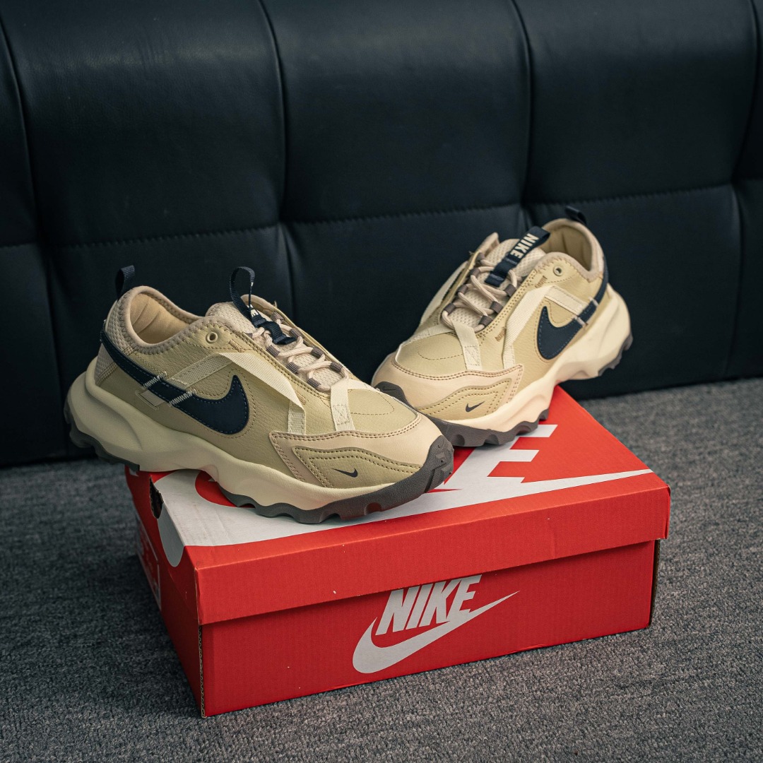 核心私 NIKE TC 7900 新款老爹鞋 注入非凡时尚气息 塑就高雅外观 耐穿合成材质搭配柔软丝绒 该鞋款保留了挚爱的加垫鞋口 柔软泡绵缓震配置 和抓附力十足的橡胶纹路 令你活力十足 畅享舒适穿着体验 此外可拆卸装饰挂件 助你打造专属个性风格 彰显魅 货号:DD9682 200