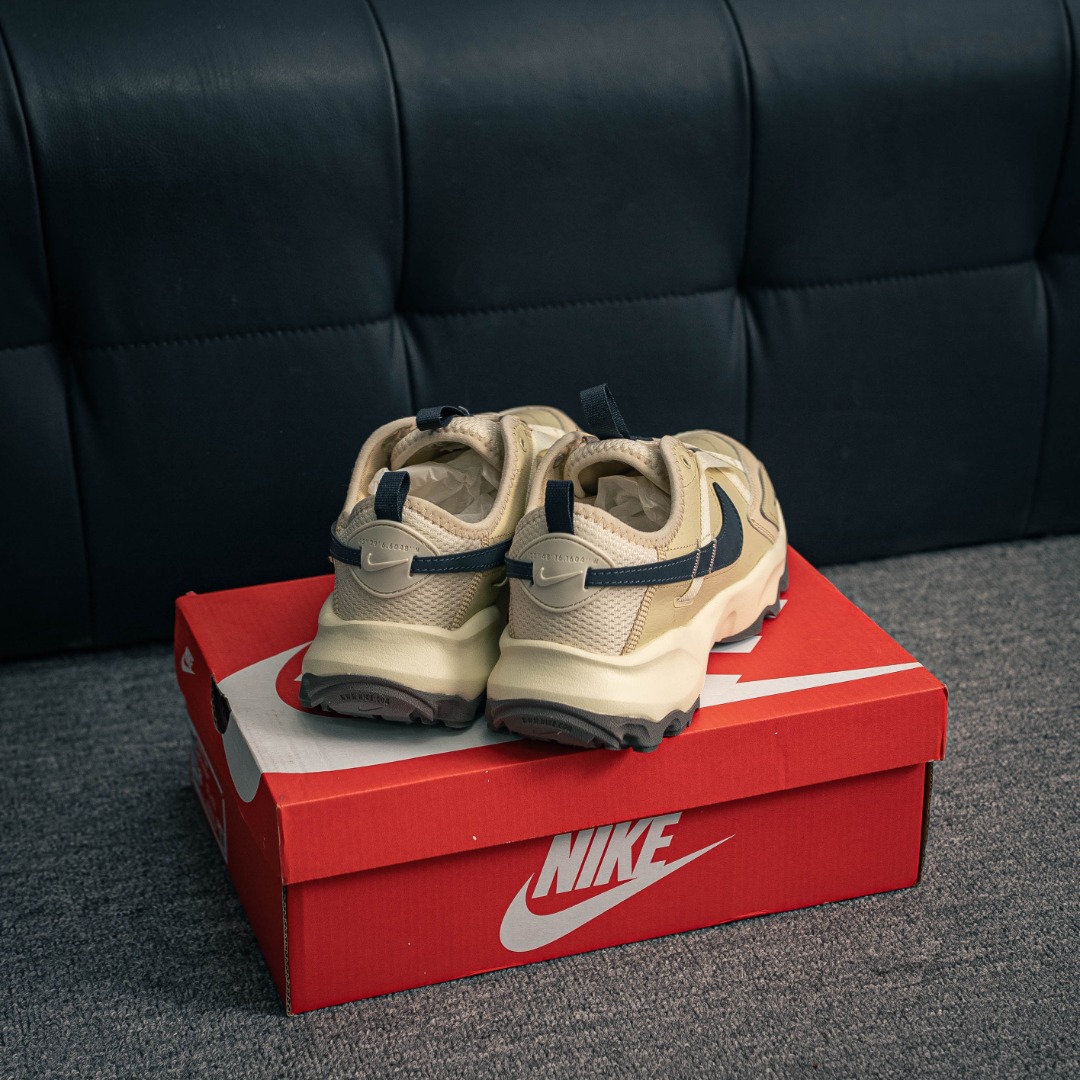 核心私 NIKE TC 7900 新款老爹鞋 注入非凡时尚气息 塑就高雅外观 耐穿合成材质搭配柔软丝绒 该鞋款保留了挚爱的加垫鞋口 柔软泡绵缓震配置 和抓附力十足的橡胶纹路 令你活力十足 畅享舒适穿着体验 此外可拆卸装饰挂件 助你打造专属个性风格 彰显魅 货号:DD9682 200