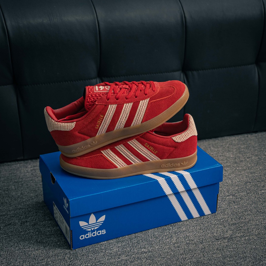 核心私 Adidas Originals Gazelle Indoor 三叶草复古防滑耐磨低帮板鞋 鞋款采用柔软的绒面革和耐用的皮革衬里融合在橡胶外底上 货号:JI2756