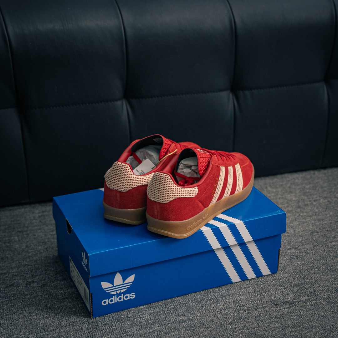 核心私 Adidas Originals Gazelle Indoor 三叶草复古防滑耐磨低帮板鞋 鞋款采用柔软的绒面革和耐用的皮革衬里融合在橡胶外底上 货号:JI2756
