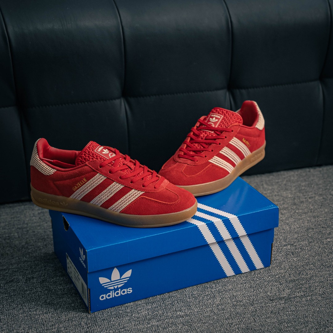 核心私 Adidas Originals Gazelle Indoor 三叶草复古防滑耐磨低帮板鞋 鞋款采用柔软的绒面革和耐用的皮革衬里融合在橡胶外底上 货号:JI2756
