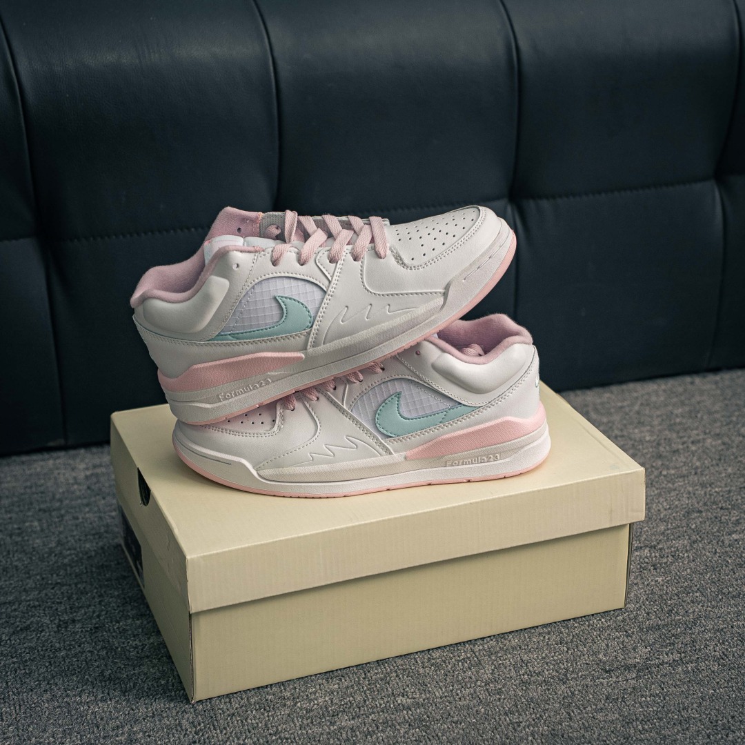 核心私 Air Jordan Stadium 90 AJ 简约休闲板鞋 #充满了对 Tinker Hatfeld原创设计的致敬,包括中足网状面板、前足外侧的鲨鱼齿轮廓 带衬垫的鞋领和Nike Air 鞋跟品牌 货号:HQ1193 141