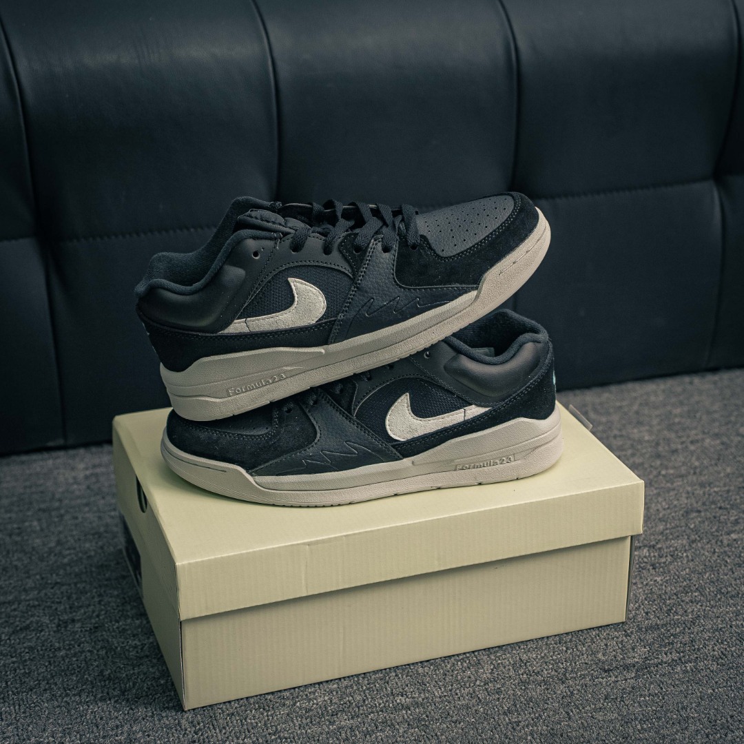 核心私 Air Jordan Stadium 90 AJ 简约休闲板鞋 #充满了对 Tinker Hatfeld原创设计的致敬,包括中足网状面板、前足外侧的鲨鱼齿轮廓 带衬垫的鞋领和Nike Air 鞋跟品牌 货号:DX4397 003