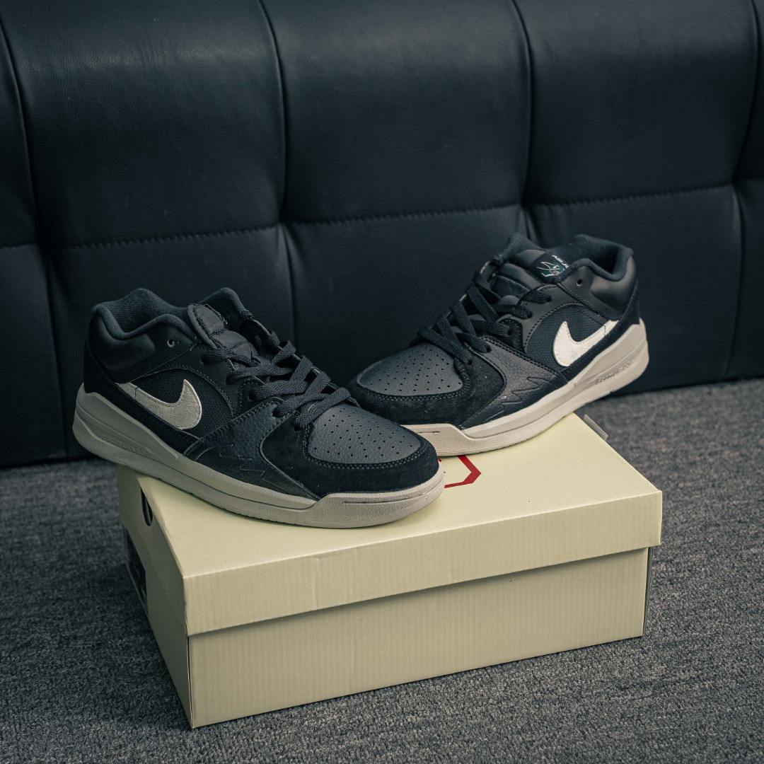 核心私 Air Jordan Stadium 90 AJ 简约休闲板鞋 #充满了对 Tinker Hatfeld原创设计的致敬,包括中足网状面板、前足外侧的鲨鱼齿轮廓 带衬垫的鞋领和Nike Air 鞋跟品牌 货号:DX4397 003