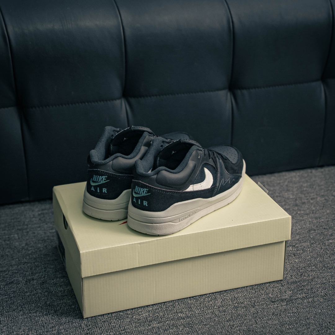 核心私 Air Jordan Stadium 90 AJ 简约休闲板鞋 #充满了对 Tinker Hatfeld原创设计的致敬,包括中足网状面板、前足外侧的鲨鱼齿轮廓 带衬垫的鞋领和Nike Air 鞋跟品牌 货号:DX4397 003