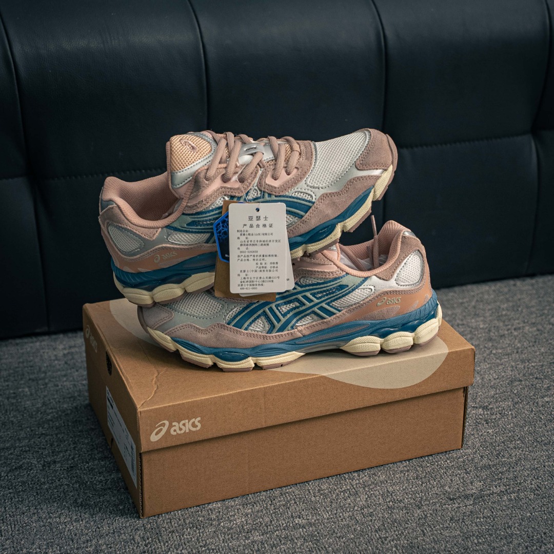 💰170        核心私

AsicsGel-NYC复古老爹鞋 单品 亚瑟士ASICSTIGER 新款休闲鞋 厚底街头运动休闲鞋，ASICS亚瑟士推出全新GEL-NYC，彰显纽约都市活力。这次的新系列融入了多个版本GEL的经典设计风格，广受好评。其设计灵感来源于GEL-NIMBUS 3,GEL-MC PLUS V 和 GEL-CUMULUS 16 这些往日经典鞋款。GEL-NYC使用GEL-CUMULUS 16鞋款的鞋楦设计,展现了独特的现代化美学。鞋底采用了轻质发泡材料,并在后跟和前掌处采用了ASICS亚瑟士核心科技——GEL缓震胶,赋予鞋款强大的缓冲性能,提供了更柔软舒适的穿着体验。而在原有设计的启发之上,此次鞋款采用更贴合当今潮流趋势的材料和创新技术,展现出纽约充满活力的都市精神。
货号：1202A429-104
尺码：36 36.5 37.5 38 38.5 39 40 40.5 41 42 42.5 43 44 45
1433