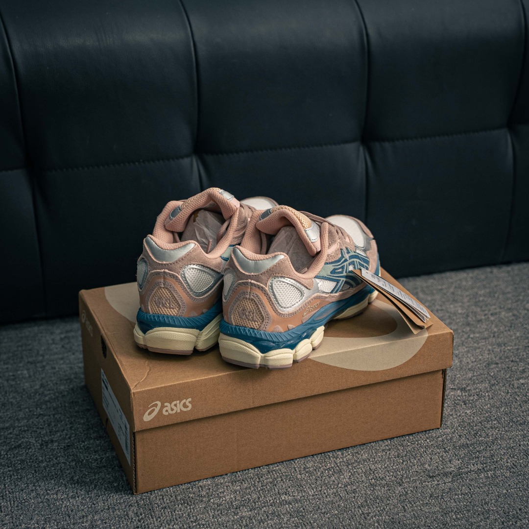 💰170        核心私

AsicsGel-NYC复古老爹鞋 单品 亚瑟士ASICSTIGER 新款休闲鞋 厚底街头运动休闲鞋，ASICS亚瑟士推出全新GEL-NYC，彰显纽约都市活力。这次的新系列融入了多个版本GEL的经典设计风格，广受好评。其设计灵感来源于GEL-NIMBUS 3,GEL-MC PLUS V 和 GEL-CUMULUS 16 这些往日经典鞋款。GEL-NYC使用GEL-CUMULUS 16鞋款的鞋楦设计,展现了独特的现代化美学。鞋底采用了轻质发泡材料,并在后跟和前掌处采用了ASICS亚瑟士核心科技——GEL缓震胶,赋予鞋款强大的缓冲性能,提供了更柔软舒适的穿着体验。而在原有设计的启发之上,此次鞋款采用更贴合当今潮流趋势的材料和创新技术,展现出纽约充满活力的都市精神。
货号：1202A429-104
尺码：36 36.5 37.5 38 38.5 39 40 40.5 41 42 42.5 43 44 45
1433