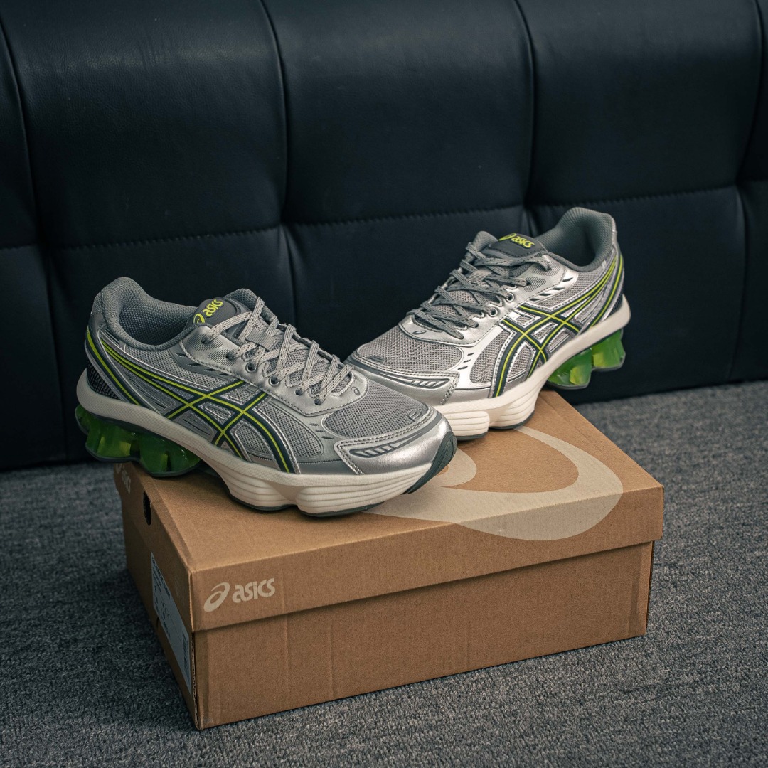 💰250         核心私

Asics Gel-Kinetic Fluent 
亚瑟士运动休闲透气专业跑鞋 
新一代缓震未来感跑鞋
鞋面复杂的切割和银色细节极具前卫风格
大底科技十足且独特外观的GEL
不仅在视觉上夺人眼球 同时可提供全天候的舒适缓冲
更多细节后半掌GEL+
前半掌FFBlast中底科技堆叠
KIKO风的设计语言拼接ASICS鞋体流线
耐磨材质耐磨性强,稳定性高抓地更牢,不易打滑
货号：1203A591-020
尺码：40 40.5 41.5 42 42.5 43.5 44 45
3116