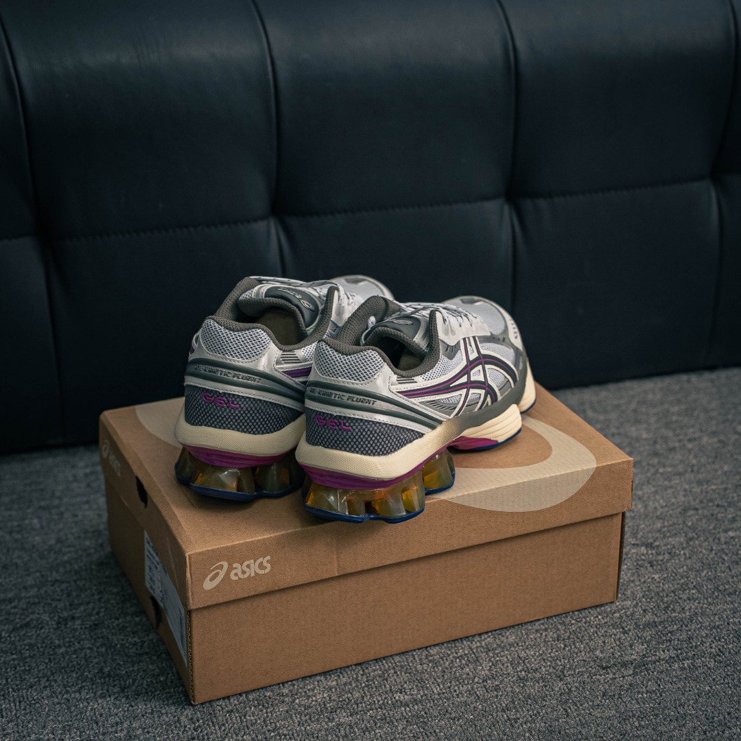 💰250         核心私

Asics Gel-Kinetic Fluent 
亚瑟士运动休闲透气专业跑鞋 
新一代缓震未来感跑鞋
鞋面复杂的切割和银色细节极具前卫风格
大底科技十足且独特外观的GEL
不仅在视觉上夺人眼球 同时可提供全天候的舒适缓冲
更多细节后半掌GEL+
前半掌FFBlast中底科技堆叠
KIKO风的设计语言拼接ASICS鞋体流线
耐磨材质耐磨性强,稳定性高抓地更牢,不易打滑
货号：1203A591-100
尺码：40 40.5 41.5 42 42.5 43.5 44 45
3116