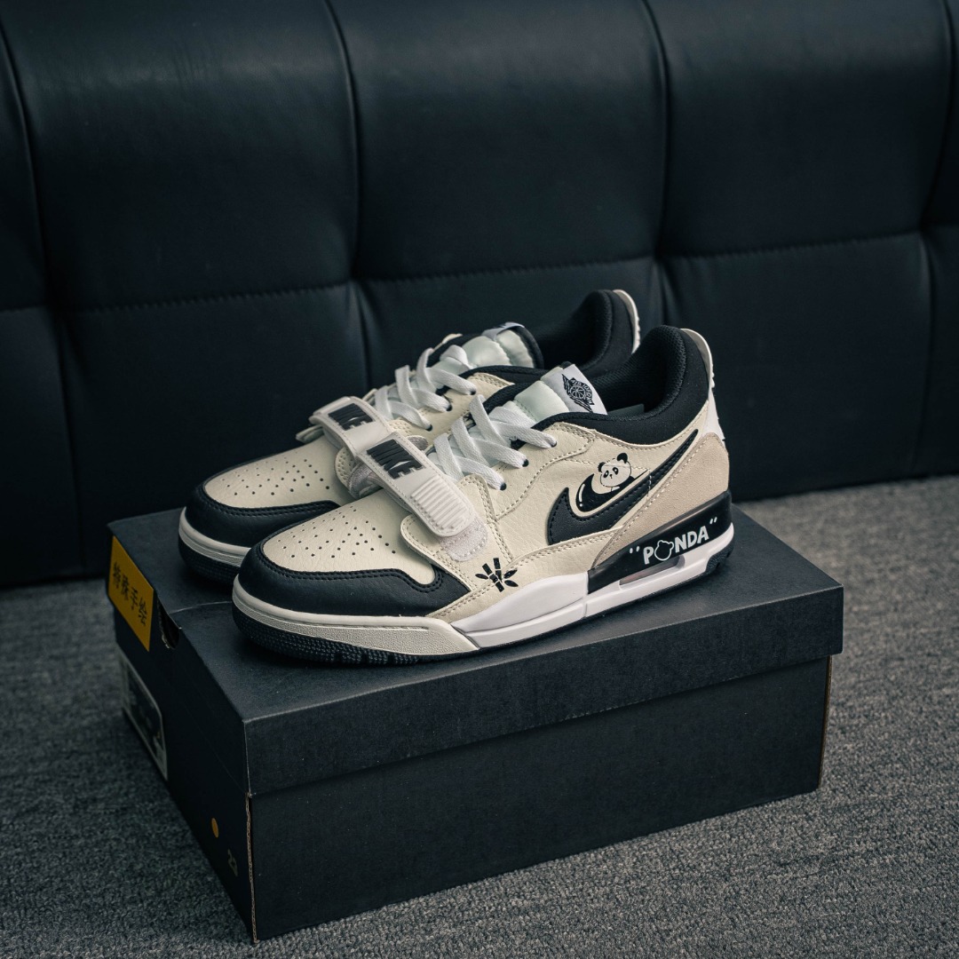 核心私 Nike Air Jordan Legacy 312 Low 乔丹 AJ 312 最强三合一混合版 有着交错结合的设计,它的名字就展现出它所包含的鞋款元素,312 分别对应了 Air Jordan 3、Air Jordan 1 和 Air Trainer 2,将这三双经典又有不俗人气的鞋款融合,“最强三合一” 的名称由此得来 货号:HL1811 101