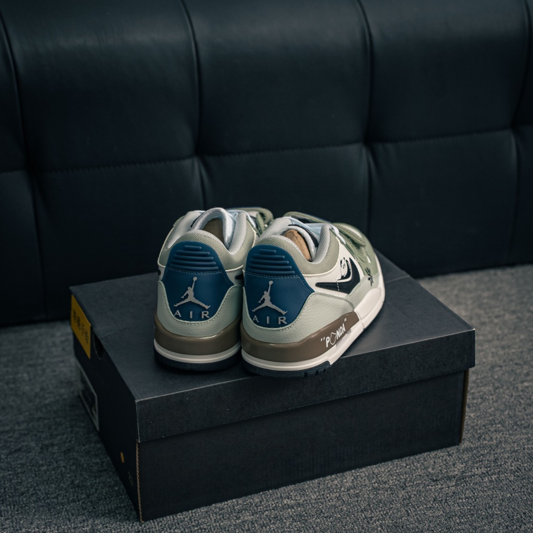 核心私 Nike Air Jordan Legacy 312 Low 乔丹 AJ 312 最强三合一混合版 有着交错结合的设计,它的名字就展现出它所包含的鞋款元素,312 分别对应了 Air Jordan 3、Air Jordan 1 和 Air Trainer 2,将这三双经典又有不俗人气的鞋款融合,“最强三合一” 的名称由此得来 货号:HV5970 101