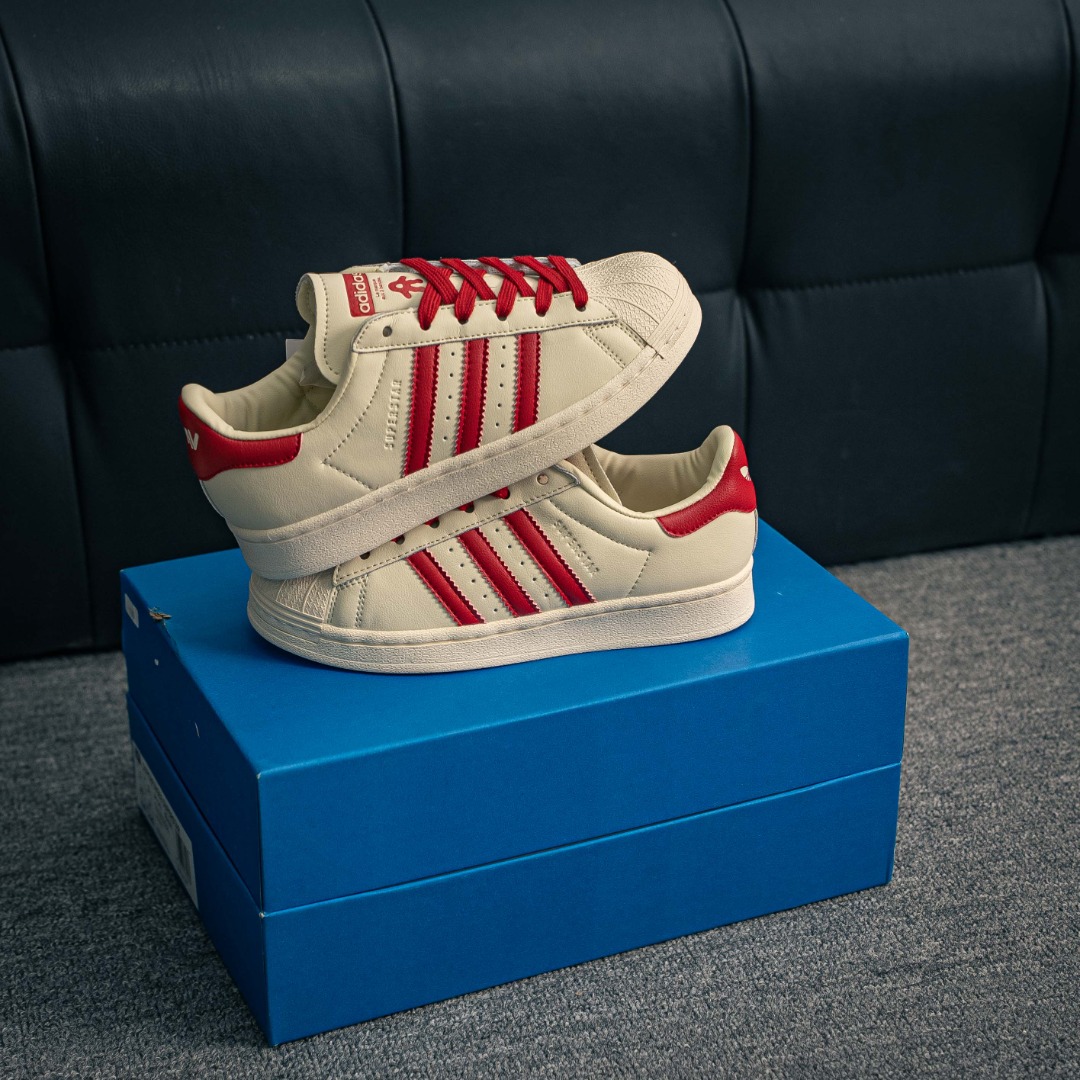 核心私 配件丢失扣50元 Adidas Originals Superstar 经典复古贝壳头板鞋 诞生于1969年 是第一双将全皮面鞋 身与橡胶鞋头结合在一起的低帮篮球鞋 Superstar最开始 是作为高帮篮球鞋Pro Model的低帮版本而出现的 但因为其独特和醒目的橡胶鞋头造型而让大家熟知 被大家形象地称为"shelltoe"贝壳头 在70年代的美国职业篮球场上 接近3/4的NBA球员都将这双Superstar作为场上用鞋 80年代之后 经过不断的改良和发展 Superstar逐渐成为横跨时装、音乐、街头文化、休闲和运动等各大领域的时尚潮鞋 货号:JP7142 XQ