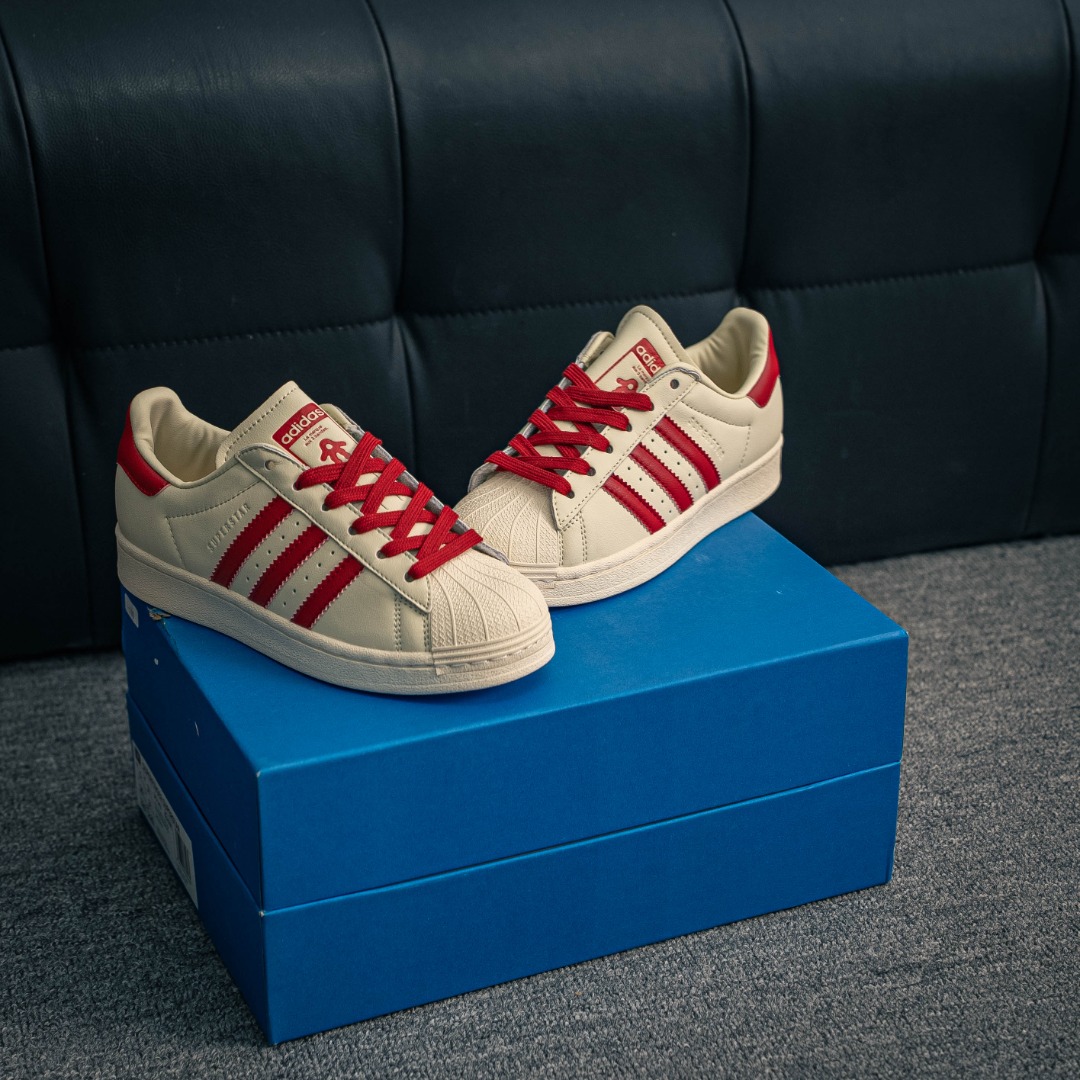 核心私 配件丢失扣50元 Adidas Originals Superstar 经典复古贝壳头板鞋 诞生于1969年 是第一双将全皮面鞋 身与橡胶鞋头结合在一起的低帮篮球鞋 Superstar最开始 是作为高帮篮球鞋Pro Model的低帮版本而出现的 但因为其独特和醒目的橡胶鞋头造型而让大家熟知 被大家形象地称为"shelltoe"贝壳头 在70年代的美国职业篮球场上 接近3/4的NBA球员都将这双Superstar作为场上用鞋 80年代之后 经过不断的改良和发展 Superstar逐渐成为横跨时装、音乐、街头文化、休闲和运动等各大领域的时尚潮鞋 货号:JP7142 XQ