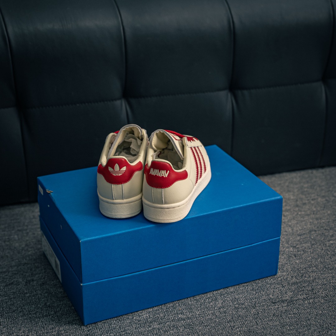 核心私 配件丢失扣50元 Adidas Originals Superstar 经典复古贝壳头板鞋 诞生于1969年 是第一双将全皮面鞋 身与橡胶鞋头结合在一起的低帮篮球鞋 Superstar最开始 是作为高帮篮球鞋Pro Model的低帮版本而出现的 但因为其独特和醒目的橡胶鞋头造型而让大家熟知 被大家形象地称为"shelltoe"贝壳头 在70年代的美国职业篮球场上 接近3/4的NBA球员都将这双Superstar作为场上用鞋 80年代之后 经过不断的改良和发展 Superstar逐渐成为横跨时装、音乐、街头文化、休闲和运动等各大领域的时尚潮鞋 货号:JP7142 XQ