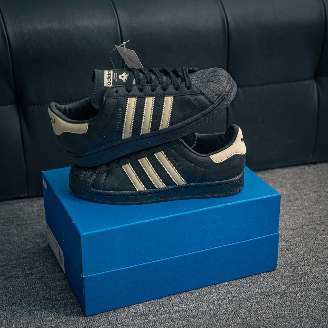 核心私 配件丢失扣50元 Adidas Originals Superstar 经典复古贝壳头板鞋 诞生于1969年 是第一双将全皮面鞋 身与橡胶鞋头结合在一起的低帮篮球鞋 Superstar最开始 是作为高帮篮球鞋Pro Model的低帮版本而出现的 但因为其独特和醒目的橡胶鞋头造型而让大家熟知 被大家形象地称为"shelltoe"贝壳头 在70年代的美国职业篮球场上 接近3/4的NBA球员都将这双Superstar作为场上用鞋 80年代之后 经过不断的改良和发展 Superstar逐渐成为横跨时装、音乐、街头文化、休闲和运动等各大领域的时尚潮鞋 货号:JP7141 XQ
