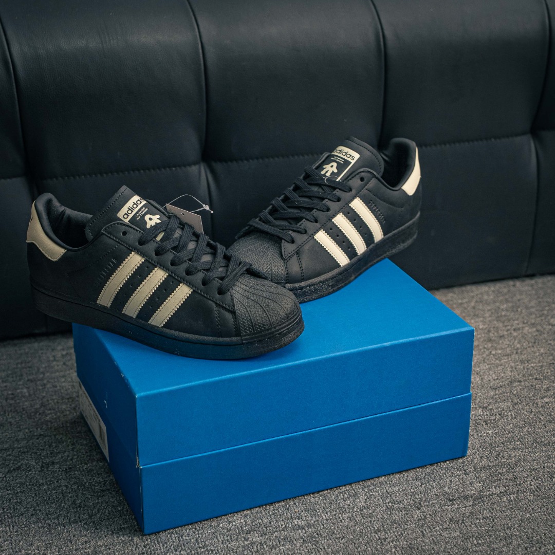 核心私 配件丢失扣50元 Adidas Originals Superstar 经典复古贝壳头板鞋 诞生于1969年 是第一双将全皮面鞋 身与橡胶鞋头结合在一起的低帮篮球鞋 Superstar最开始 是作为高帮篮球鞋Pro Model的低帮版本而出现的 但因为其独特和醒目的橡胶鞋头造型而让大家熟知 被大家形象地称为"shelltoe"贝壳头 在70年代的美国职业篮球场上 接近3/4的NBA球员都将这双Superstar作为场上用鞋 80年代之后 经过不断的改良和发展 Superstar逐渐成为横跨时装、音乐、街头文化、休闲和运动等各大领域的时尚潮鞋 货号:JP7141 XQ