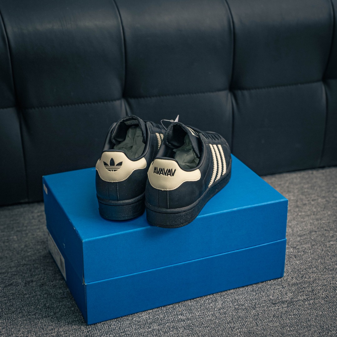 核心私 配件丢失扣50元 Adidas Originals Superstar 经典复古贝壳头板鞋 诞生于1969年 是第一双将全皮面鞋 身与橡胶鞋头结合在一起的低帮篮球鞋 Superstar最开始 是作为高帮篮球鞋Pro Model的低帮版本而出现的 但因为其独特和醒目的橡胶鞋头造型而让大家熟知 被大家形象地称为"shelltoe"贝壳头 在70年代的美国职业篮球场上 接近3/4的NBA球员都将这双Superstar作为场上用鞋 80年代之后 经过不断的改良和发展 Superstar逐渐成为横跨时装、音乐、街头文化、休闲和运动等各大领域的时尚潮鞋 货号:JP7141 XQ