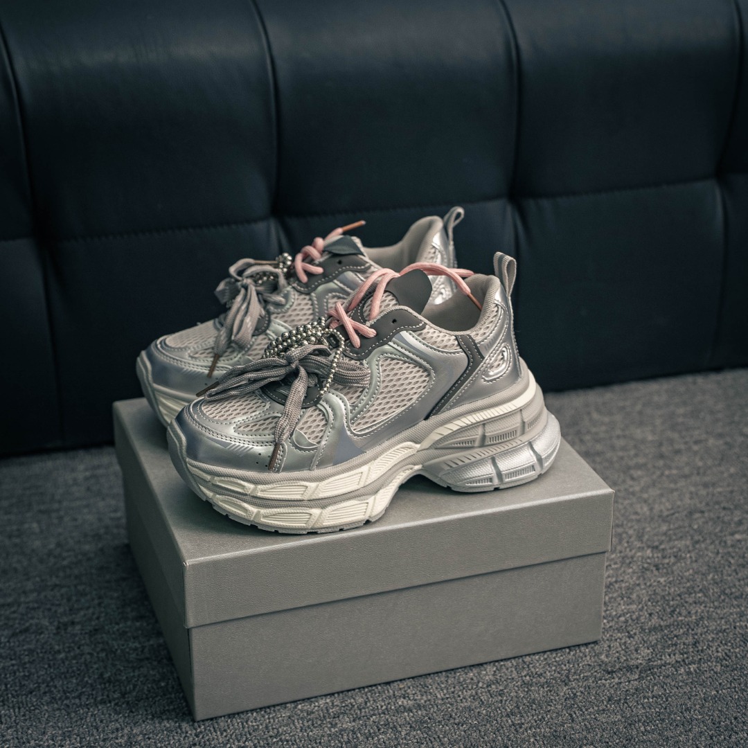 💰200        核心私

新配色♾️MAX广东大厂出品        
2025赵露思同款，新晋潮流鞋靴品GGCC 7CM厚底增高
GG-CC 苏茵茵 线下网销热款
银月白色 月牙底珍珠老爹鞋
春日踏青舒适度和少女感我都要
老爹鞋鞋界的白月光 银白配色好温柔
缎带蝴蝶结/珍珠鞋扣/月牙底
柔软有弹性的月牙底和增加舒适度显腿长的7cm内增高
长时间走路和站立都不累脚舒适度和少女感
货号：G25S2507
尺码：35 36 37 38 39 40