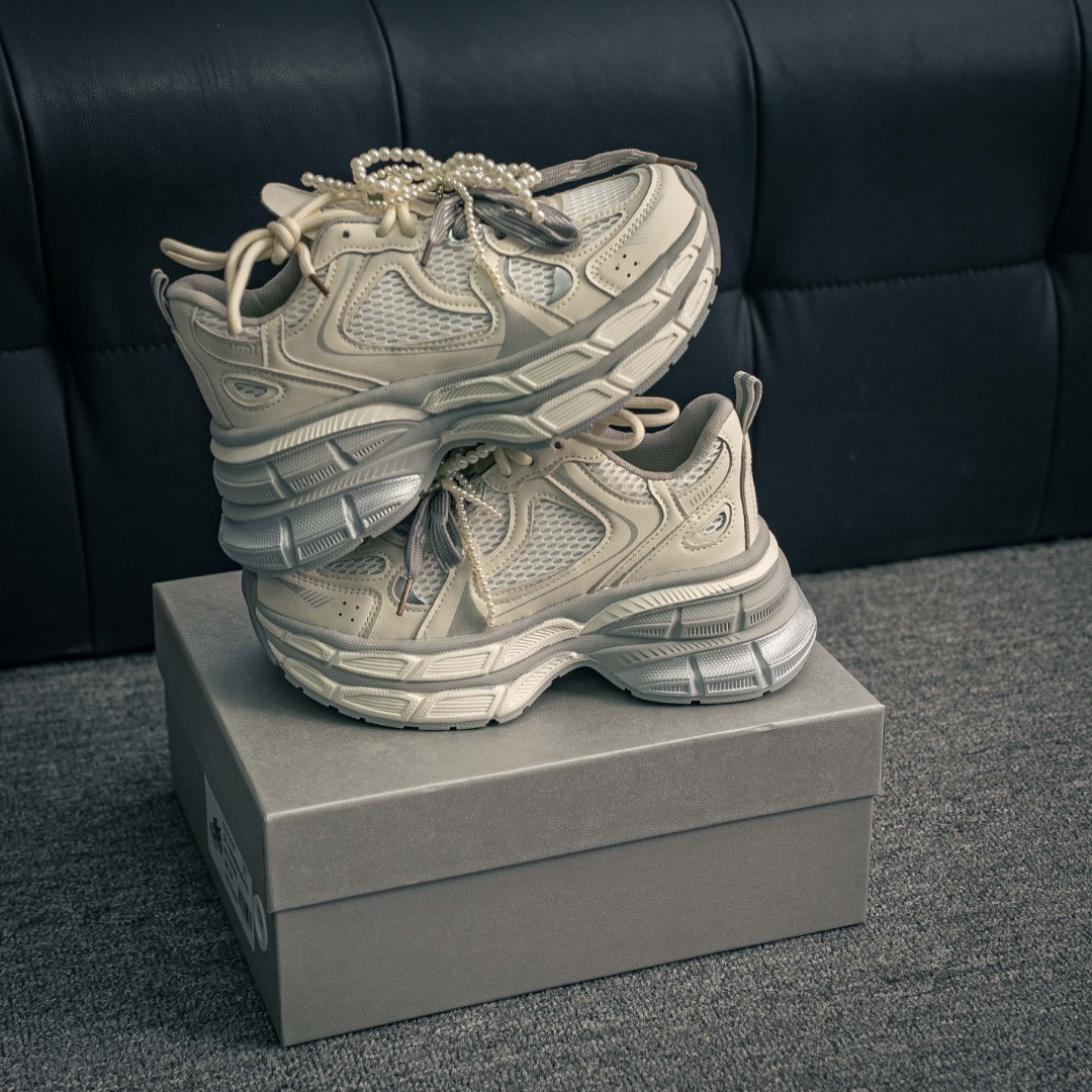 💰200        核心私

新配色♾️MAX广东大厂出品        
2025赵露思同款，新晋潮流鞋靴品GGCC 7CM厚底增高
GG-CC 苏茵茵 线下网销热款
银月白色 月牙底珍珠老爹鞋
春日踏青舒适度和少女感我都要
老爹鞋鞋界的白月光 银白配色好温柔
缎带蝴蝶结/珍珠鞋扣/月牙底
柔软有弹性的月牙底和增加舒适度显腿长的7cm内增高
长时间走路和站立都不累脚舒适度和少女感
货号：G25S2507
尺码：35 36 37 38 39 40