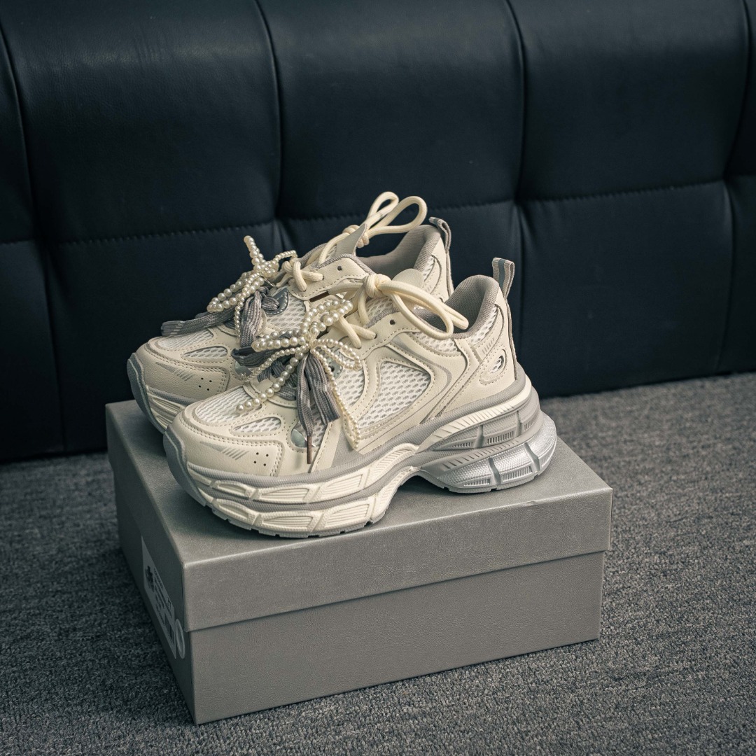 💰200        核心私

新配色♾️MAX广东大厂出品        
2025赵露思同款，新晋潮流鞋靴品GGCC 7CM厚底增高
GG-CC 苏茵茵 线下网销热款
银月白色 月牙底珍珠老爹鞋
春日踏青舒适度和少女感我都要
老爹鞋鞋界的白月光 银白配色好温柔
缎带蝴蝶结/珍珠鞋扣/月牙底
柔软有弹性的月牙底和增加舒适度显腿长的7cm内增高
长时间走路和站立都不累脚舒适度和少女感
货号：G25S2507
尺码：35 36 37 38 39 40