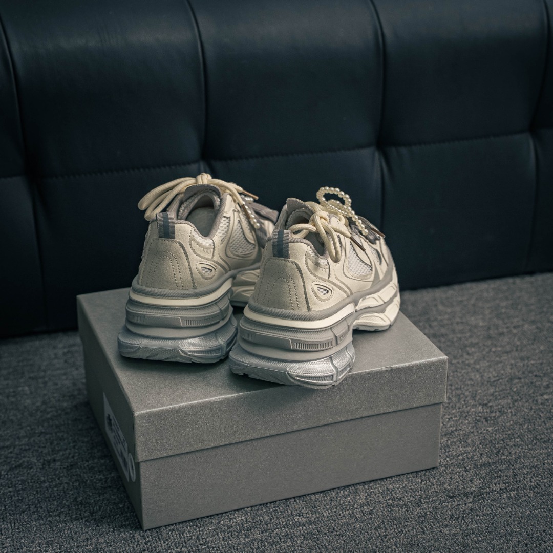 💰200        核心私

新配色♾️MAX广东大厂出品        
2025赵露思同款，新晋潮流鞋靴品GGCC 7CM厚底增高
GG-CC 苏茵茵 线下网销热款
银月白色 月牙底珍珠老爹鞋
春日踏青舒适度和少女感我都要
老爹鞋鞋界的白月光 银白配色好温柔
缎带蝴蝶结/珍珠鞋扣/月牙底
柔软有弹性的月牙底和增加舒适度显腿长的7cm内增高
长时间走路和站立都不累脚舒适度和少女感
货号：G25S2507
尺码：35 36 37 38 39 40