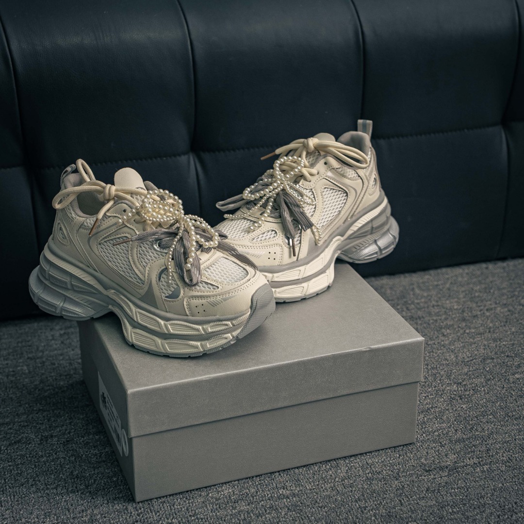 💰200        核心私

新配色♾️MAX广东大厂出品        
2025赵露思同款，新晋潮流鞋靴品GGCC 7CM厚底增高
GG-CC 苏茵茵 线下网销热款
银月白色 月牙底珍珠老爹鞋
春日踏青舒适度和少女感我都要
老爹鞋鞋界的白月光 银白配色好温柔
缎带蝴蝶结/珍珠鞋扣/月牙底
柔软有弹性的月牙底和增加舒适度显腿长的7cm内增高
长时间走路和站立都不累脚舒适度和少女感
货号：G25S2507
尺码：35 36 37 38 39 40