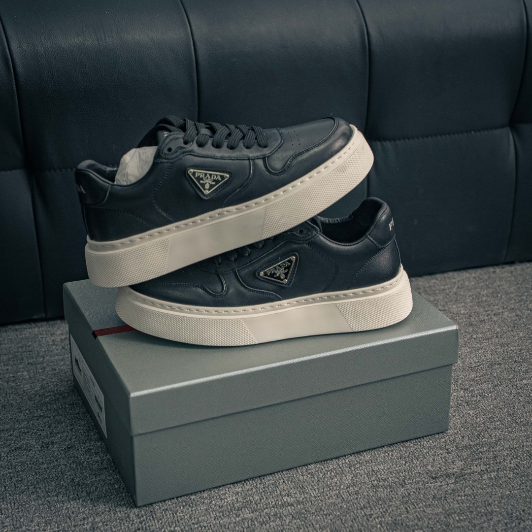 💰390        核心私

新货PRADA 普拉达 厚底徽标 低帮休闲运动鞋 广东大厂品质 专柜同步 大气个性更潮更抢眼更追求档次，它将颠覆旧念，与您共度时尚潮人必备! 面料采用原版进口小牛皮 牛皮内里垫脚 橡胶发泡大底 轻便防滑耐磨 脚感舒适 款式耐看做工精细 配以简洁利落的鞋楦 彰显男人的果敢和硬朗 
尺码：39 40 41 42 43 44 比运动鞋偏大一码