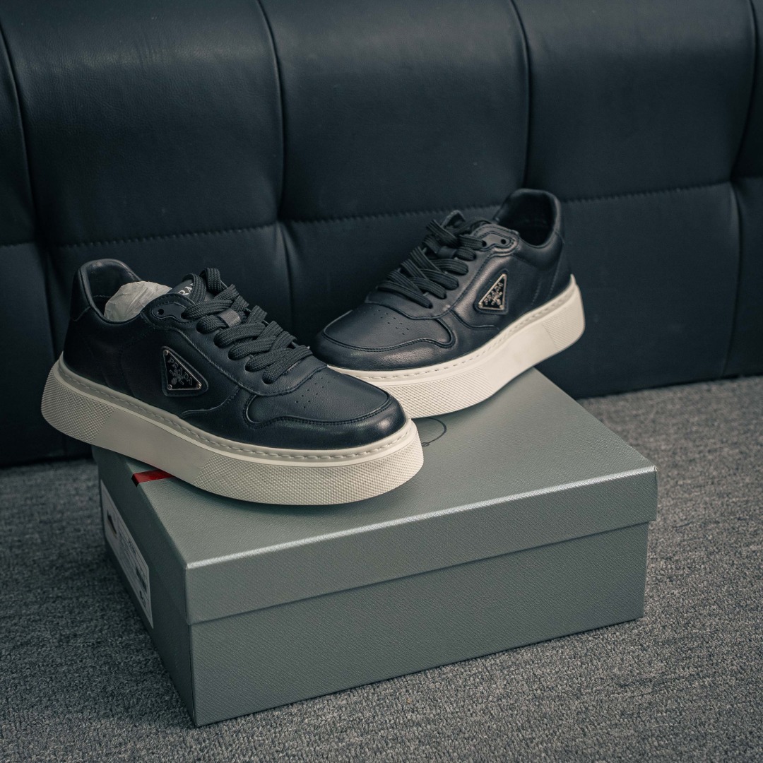 💰390        核心私

新货PRADA 普拉达 厚底徽标 低帮休闲运动鞋 广东大厂品质 专柜同步 大气个性更潮更抢眼更追求档次，它将颠覆旧念，与您共度时尚潮人必备! 面料采用原版进口小牛皮 牛皮内里垫脚 橡胶发泡大底 轻便防滑耐磨 脚感舒适 款式耐看做工精细 配以简洁利落的鞋楦 彰显男人的果敢和硬朗 
尺码：39 40 41 42 43 44 比运动鞋偏大一码