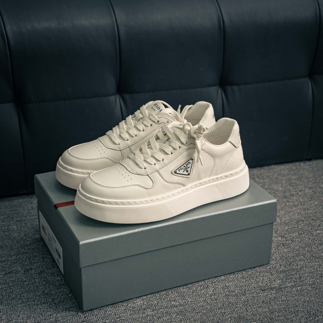 💰390        核心私

新货PRADA 普拉达 厚底徽标 低帮休闲运动鞋 广东大厂品质 专柜同步 大气个性更潮更抢眼更追求档次，它将颠覆旧念，与您共度时尚潮人必备! 面料采用原版进口小牛皮 牛皮内里垫脚 橡胶发泡大底 轻便防滑耐磨 脚感舒适 款式耐看做工精细 配以简洁利落的鞋楦 彰显男人的果敢和硬朗 
尺码：39 40 41 42 43 44 比运动鞋偏大一码