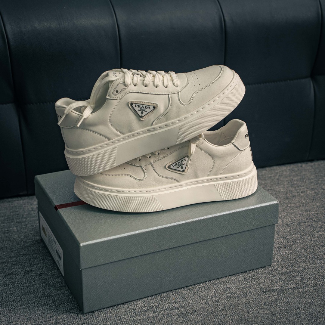 💰390        核心私

新货PRADA 普拉达 厚底徽标 低帮休闲运动鞋 广东大厂品质 专柜同步 大气个性更潮更抢眼更追求档次，它将颠覆旧念，与您共度时尚潮人必备! 面料采用原版进口小牛皮 牛皮内里垫脚 橡胶发泡大底 轻便防滑耐磨 脚感舒适 款式耐看做工精细 配以简洁利落的鞋楦 彰显男人的果敢和硬朗 
尺码：39 40 41 42 43 44 比运动鞋偏大一码