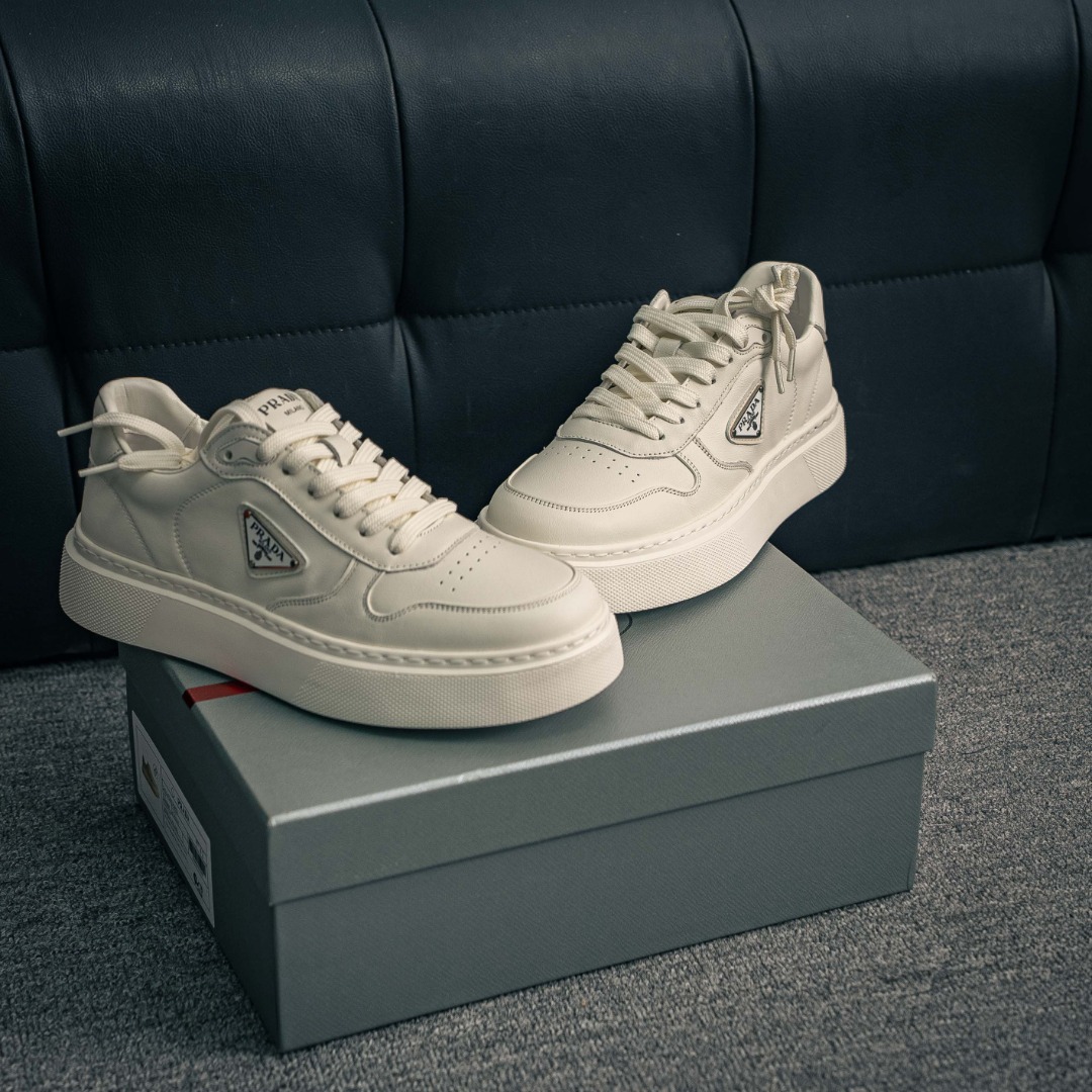 💰390        核心私

新货PRADA 普拉达 厚底徽标 低帮休闲运动鞋 广东大厂品质 专柜同步 大气个性更潮更抢眼更追求档次，它将颠覆旧念，与您共度时尚潮人必备! 面料采用原版进口小牛皮 牛皮内里垫脚 橡胶发泡大底 轻便防滑耐磨 脚感舒适 款式耐看做工精细 配以简洁利落的鞋楦 彰显男人的果敢和硬朗 
尺码：39 40 41 42 43 44 比运动鞋偏大一码